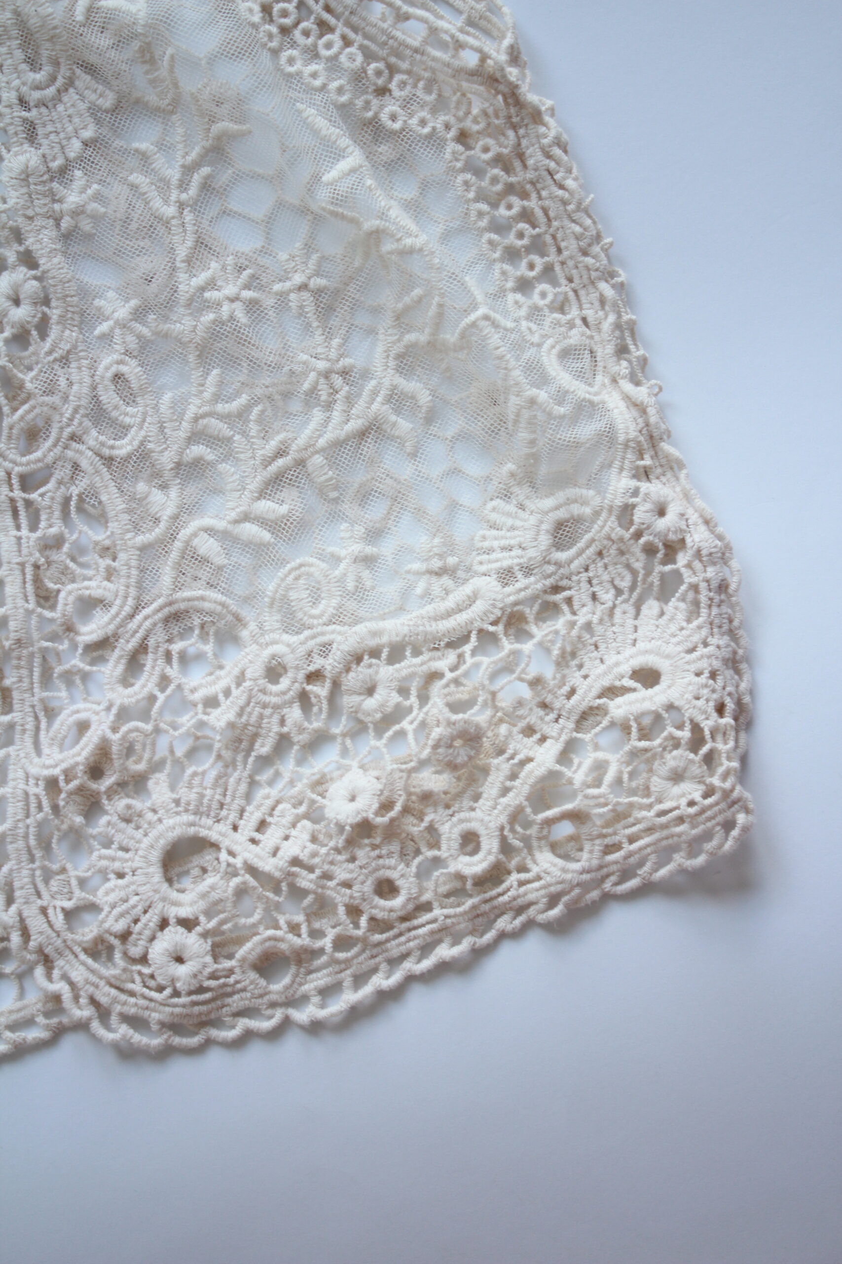 Koronkowy bezrękawnik, S/M - obrazek 4